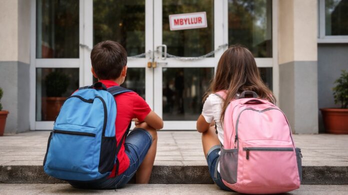 Dy fëmijë pa shkollë prej gjashtë muajsh në Sarandë, prindi kërkon zgjidhje urgjente Është e papranueshme që, nën justifikime burokratike dhe procedura të paqarta përmes sistemit e-Albania, dy fëmijë të mitur të mbeten gjashtë muaj pa shkollë në qytetin e Sarandës.