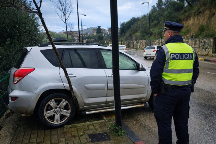 Dy makina përplasen në hyrje të qytetit, drejtuesja dërgohet me urgjencë në spital Një aksident rrugor është regjistruar këtë të hënë në rrugën hyrëse të Sarandë, në afërsi të fshatit Metoq.