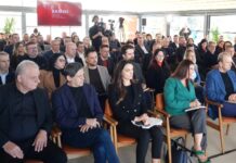 Edi Rama me kryetarët e bashkive: askush nuk rikandidon pa firmosur hartat e “Paketës së Maleve” Edi Rama me kryetarët e bashkive: askush nuk rikandidon pa firmosur hartat e “Paketës së Maleve” Kryeministri Edi Rama ka zhvilluar një takim me kryetarët e bashkive në vend, ku ka vendosur një kusht të prerë për të ardhmen politike të drejtuesve vendorë: askush nuk do të rikandidojë për kryetar bashkie nëse nuk dorëzon hartat për zbatimin e “Paketës së Maleve”.