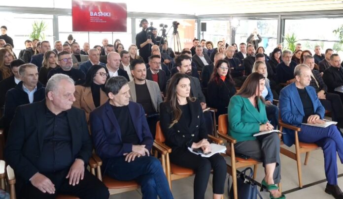 Edi Rama me kryetarët e bashkive: askush nuk rikandidon pa firmosur hartat e “Paketës së Maleve” Kryeministri Edi Rama ka zhvilluar një takim me kryetarët e bashkive në vend, ku ka vendosur një kusht të prerë për të ardhmen politike të drejtuesve vendorë: askush nuk do të rikandidojë për kryetar bashkie nëse nuk dorëzon hartat për zbatimin e “Paketës së Maleve”.