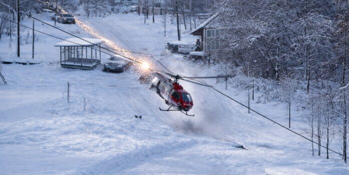 Helikopteri ngatërrohet në telat elektrikë dhe rrëzohet në Rusi, humbin jetën dy persona
