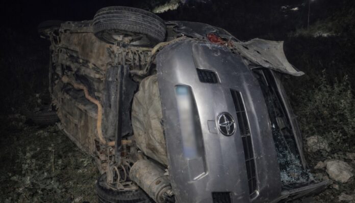 Aksident në Sarandë - automjeti del nga rruga dhe përmbyset në Sarandë, 2 të plagosur Një aksident automobilistik është regjistruar mbrëmjen e sotme në Sarandë. Ngjarja ka ndodhur në rrugën “Karl Topia”, ku një automjet ka dalë nga rruga dhe është përmbysur. Si pasojë e aksidentit kanë mbetur të plagosur lehtë dy pasagjerë, të cilët janë transportuar drejt Spitalit të Sarandës. Burime zyrtare bëjnë me dije se pas marrjes së ndihmës mjekësore, të plagosurit janë larguar për në banesë. Në vendngjarje ndodhet Policia e Qarkullimit Rrugor, e cila po kryen veprimet procedurale për dokumentimin e aksidentit.