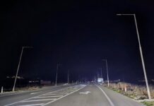 Kryqëzimi për në Karahaxh përsëri në errësirë, dritat u ndezën 2 netë dhe u fikën sërish Kryqëzimi për në Karahaxh përsëri në errësirë, dritat u ndezën 2 netë dhe u fikën sërish. Pas publikimit në Saranda Web, më datë 5 janar, të shqetësimit të banorëve për mungesën e ndriçimit publik në kryqëzimin e rrugës për në Karahaxh, përgjatë aksit Sarandë – Delvinë, situata dukej se po merrte zgjidhje.