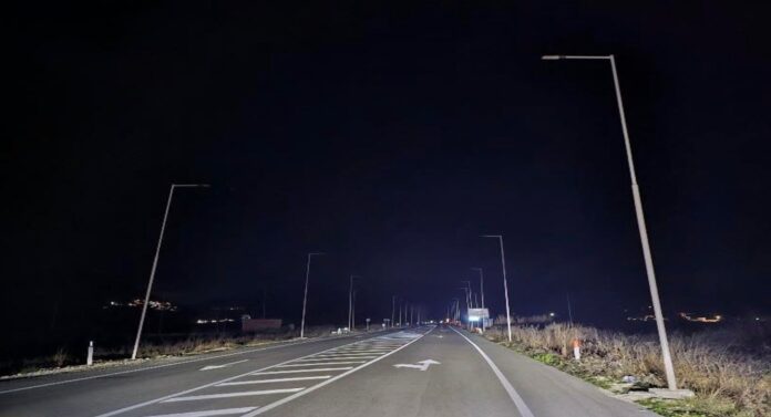 Kryqëzimi për në Karahaxh përsëri në errësirë, dritat u ndezën 2 netë dhe u fikën sërish. Pas publikimit në Saranda Web, më datë 5 janar, të shqetësimit të banorëve për mungesën e ndriçimit publik në kryqëzimin e rrugës për në Karahaxh, përgjatë aksit Sarandë – Delvinë, situata dukej se po merrte zgjidhje.