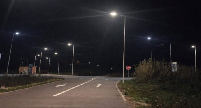 Pas publikimit në Saranda Web, ndizen sërish dritat në kryqëzimin për në Karahaxh Pas publikimit mbrëmjen e djeshme në Saranda Web të shqetësimit të përsëritur të banorëve për mungesën e ndriçimit në kryqëzimin e rrugës për në Karahaxh, përgjatë aksit Sarandë – Delvinë, sot ndriçimi është ndezur sërish.
