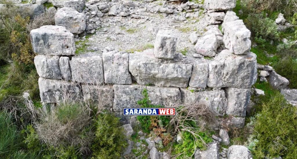 Qyteti antik Helikranon: misteri i madh arkeologjik i fshehur në Malçan Në thellësi të tokës së Epirit, rreth 35 km larg nga Saranda, fshihet një nga enigmat më të mëdha të historisë së lashtë shqiptare. Një qytet i heshtur prej shekujsh, i mbuluar nga bimësia dhe harresa, por që vijon të flasë përmes mureve, gurëve dhe legjendave. Është qyteti antik i Malçanit, në bashkinë Finiq – një vend që gjithnjë e më shumë po lidhet me emrin e lashtë Helikranon.