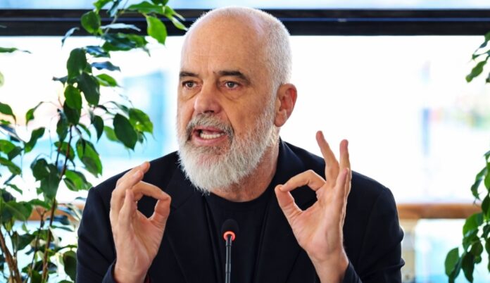 Rama: tokë me 1 euro do përfitojnë vetëm ata që duan të ndërtojnë resorte turistike Kryeministri Edi Rama ka ashpërsuar qëndrimin ndaj përdorimit të pronave shtetërore, gjatë një takimi me kryebashkiakët të zhvilluar në Golem, duke theksuar se tokë me kontratë simbolike 1 euro do të jepet vetëm për hoteleri dhe për asnjë qëllim tjetër.