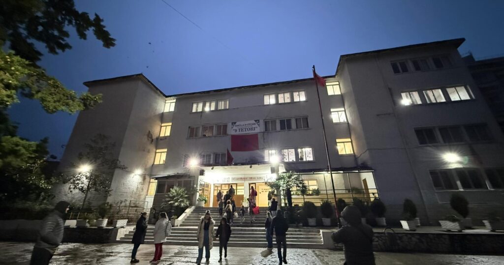 Prindërit reagojnë për zhvendosjen e nxënësve të shkollës “9 Tetori