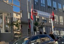 Sarandë | Policia shpall në kërkim disa persona të paidentifikuar, dhunuan dy persona pas një konflikti Sarandë | Policia shpall në kërkim disa persona të paidentifikuar, dhunuan dy persona pas një konflikti Policia e Sarandës ka proceduar penalisht dy shtetas dhe ka shpallur në kërkim disa persona të tjerë ende të paidentifikuar, të dyshuar për përfshirje në një ngjarje dhune të ndodhur në qytet.