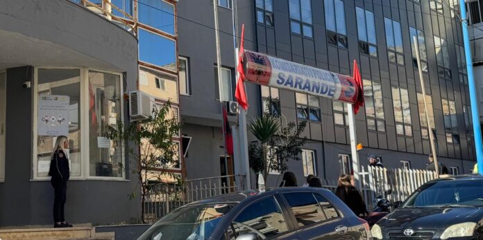 Sarandë | Policia shpall në kërkim disa persona të paidentifikuar, dhunuan dy persona pas një konflikti Policia e Sarandës ka proceduar penalisht dy shtetas dhe ka shpallur në kërkim disa persona të tjerë ende të paidentifikuar, të dyshuar për përfshirje në një ngjarje dhune të ndodhur në qytet.