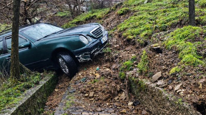 Situatë alarmante në Gjirokastër: rrëshqitje dheu, rrezik për banesa dhe bllokim total i aksit nacional Lagjja Zinxhira në Gjirokastër po përballet me një situatë serioze dhe potencialisht të rrezikshme pas prurjeve të mëdha të ujit nga përroi i Sopotit. Si pasojë, në zonë janë konstatuar çarje të tokës, duke vënë në rrezik të drejtpërdrejtë banesat pranë përroit dhe sigurinë e banorëve.