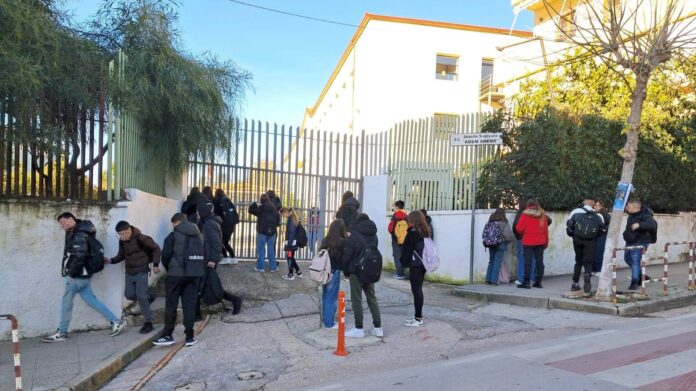 Skandal në shkollën “Adem Sheme” në Sarandë: fëmijët lihen jashtë për disa minuta vonesë Një situatë alarmante dhe e papranueshme është denoncuar pranë Saranda Web nga prindër të nxënësve të shkollës “Adem Sheme” në Sarandë. Sipas tyre, drejtori i shkollës ka marrë një vendim ekstrem dhe të pashpjegueshëm: ka lënë fëmijët jashtë ambienteve të shkollës, vetëm sepse janë paraqitur disa minuta me vonesë.