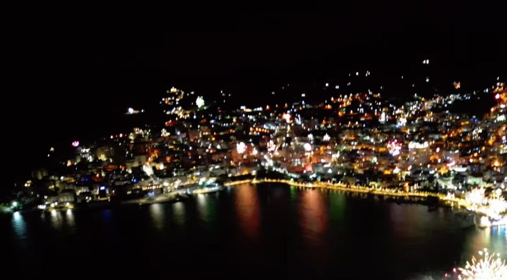 Qyteti i Sarandës – Historia, Turizmi, Zhvillimi dhe E Ardhmja e Perlës së Jugut Qyteti i Sarandës është një nga qytetet më të njohura bregdetare të Shqipërisë dhe një ndër destinacionet turistike më të kërkuara në rajon. I vendosur në jug të vendit, përballë ishullit t