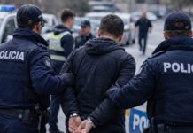 1 në pranga, 2 në ndjekje penale dhe 1 në kërkim nga Policia e Sarandës Policia e Sarandës njofton se ka ndërmarrë një sërë veprimesh procedurale gjatë kontrolleve të fundit në territor, duke çuar në arrestimin e një shtetasi, nisjen e procedimit penal për dy të tjerë dhe shpalljen në kërkim të një 59-vjeçari.