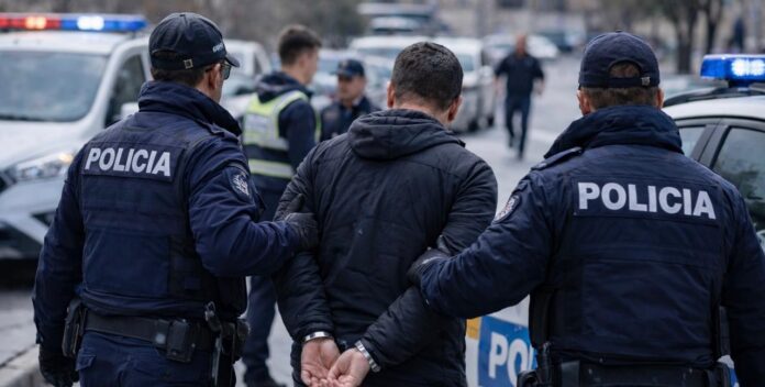 Policia e Sarandës njofton se ka ndërmarrë një sërë veprimesh procedurale gjatë kontrolleve të fundit në territor, duke çuar në arrestimin e një shtetasi, nisjen e procedimit penal për dy të tjerë dhe shpalljen në kërkim të një 59-vjeçari.