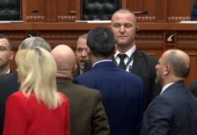 Ardit Bido dhe Sali Berisha përplasen ashpër në Parlament – VIDEO Ardit Bido dhe Sali Berisha përplasen ashpër në Parlament Kush ju paguan të përdorni fëmijë për molotov. Ti je Ardit Gjipea