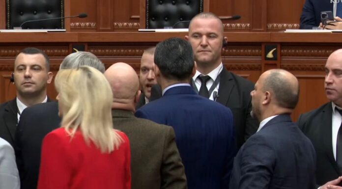 Ardit Bido dhe Sali Berisha përplasen ashpër në Parlament Kush ju paguan të përdorni fëmijë për molotov. Ti je Ardit Gjipea