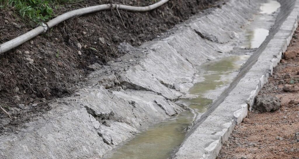 Banorët denoncojnë Punime pa cilësi në Delvinë