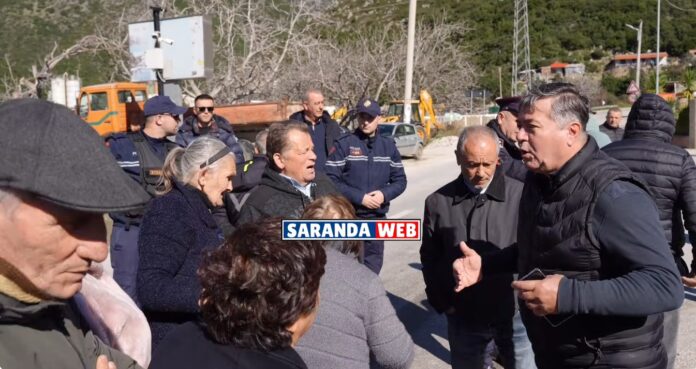 Banorët e fshatit Qazim Pali në Borsh kanë dalë sërish në protestë, duke kundërshtuar bllokimin e çertifikatave të pronësisë për rreth 100 hektarë tokë që ata thonë se e kanë përfituar ligjërisht sipas ligjit nr. 7501.