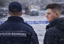 Dhunoi dhe kanosi efektivin e Policisë Bashkiake Sarandë, 19-vjeçari shpallet në kërkim Një 19-vjeçar është shpallur në kërkim nga Policia e Sarandës, pasi dyshohet se ka ushtruar dhunë fizike dhe ka kanosur një efektiv të Policisë Bashkiake për shkak të detyrës.