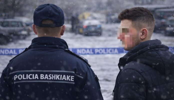 Një 19-vjeçar është shpallur në kërkim nga Policia e Sarandës, pasi dyshohet se ka ushtruar dhunë fizike dhe ka kanosur një efektiv të Policisë Bashkiake për shkak të detyrës.
