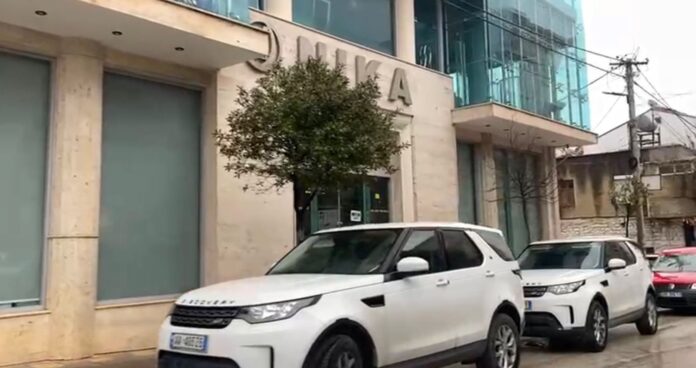Evazion miliona euro në Sarandë, nën hetim administratorët e “Nikaj” sh.p.k. dhe zyrtarë të Tatimeve Një operacion i gjerë hetimor ka tronditur qytetin e Sarandës, pasi administratorët e shoqërisë “Nikaj” sh.p.k., që administron një nga qendrat tregtare më të njohura në zonë, janë vënë nën hetim për një sërë veprash të rënda penale në fushën ekonomike.
