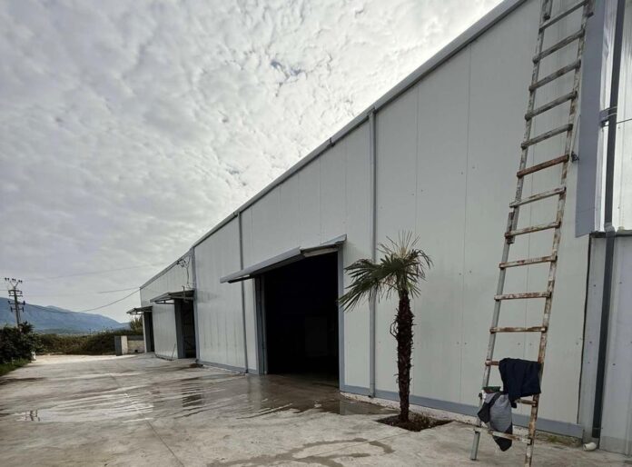 Jepet me qira magazinë në një nga zonat më të aksesueshme të Sarandës, te Ura e Gajdarit, e përshtatshme për çdo lloj aktiviteti biznesi