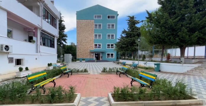 Nxënësit e shkollës 9 Tetori njoftohen me SMS Nxënësit e shkollës “9 Tetori” njoftohen me SMS: të hënën zhvendoseni te Ekonomiku, reagojnë prindërit