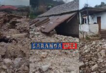 I shpëtoi flakëve, përmbytja mbulon me gurë një shtëpi në Kopaçez – VIDEO Familja e Fatjon Zhupës në Kopaçez po përballet me një seri fatkeqësish që duket se nuk kanë të ndalur. Vetëm pak muaj më parë, gjatë zjarreve të verës, flakët iu afruan rrezikshëm banesës së tij. Në ato momente të vështira, Fatjoni zgjodhi të mos largohej, por të qëndronte për të luftuar dhe për të shpëtuar shtëpinë nga djegia.