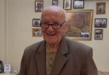 Stillo Papadhima, sot 101 vjeç – Dëshmia e një të mbijetuari në kampet naziste – VIDEO Stillo Papadhima, sot 101 vjeç – Dëshmia e një të mbijetuari në kampet naziste Në moshën 101-vjeçare, Stillo Papadhima mbetet një nga dëshmitarët e fundit të gjallë të tmerrit të kampeve naziste gjatë Luftës së Dytë Botërore. Jeta e tij përfaqëson një histori të rrallë qëndrese, sakrifice dhe mbijetese përballë një prej periudhave më të errëta të historisë njerëzore.