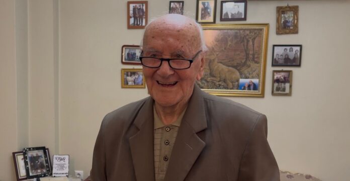 Stillo Papadhima, sot 101 vjeç – Dëshmia e një të mbijetuari në kampet naziste Në moshën 101-vjeçare, Stillo Papadhima mbetet një nga dëshmitarët e fundit të gjallë të tmerrit të kampeve naziste gjatë Luftës së Dytë Botërore. Jeta e tij përfaqëson një histori të rrallë qëndrese, sakrifice dhe mbijetese përballë një prej periudhave më të errëta të historisë njerëzore.