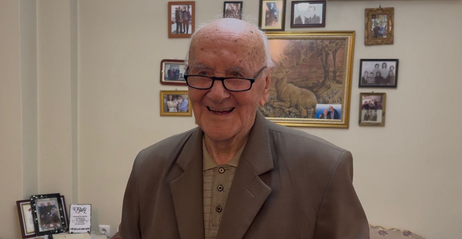 Stillo Papadhima, sot 101 vjeç – Dëshmia e një të mbijetuari në kampet naziste Në moshën 101-vjeçare, Stillo Papadhima mbetet një nga dëshmitarët e fundit të gjallë të tmerrit të kampeve naziste gjatë Luftës së Dytë Botërore. Jeta e tij përfaqëson një histori të rrallë qëndrese, sakrifice dhe mbijetese përballë një prej periudhave më të errëta të historisë njerëzore.