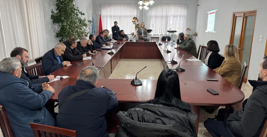 Në sallën e Këshillit Bashkiak të Sarandës u zhvillua sot takimi konsultues për prezantimin e gjetjeve të raportit të përvitshëm të Faktoje.al, organizatë që për të gjashtin vit radhazi monitoron 10 bashki të vendit për transparencën, procesin e konsultimit publik dhe mbajtjen e premtimeve elektorale