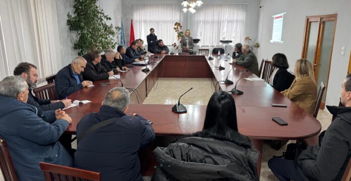 TAKIMI I FAKTOJE.AL NË SARANDË Në sallën e Këshillit Bashkiak të Sarandës u zhvillua sot takimi konsultues për prezantimin e gjetjeve të raportit të përvitshëm të Faktoje.al, organizatë që për të gjashtin vit radhazi monitoron 10 bashki të vendit për transparencën, procesin e konsultimit publik dhe mbajtjen e premtimeve elektorale