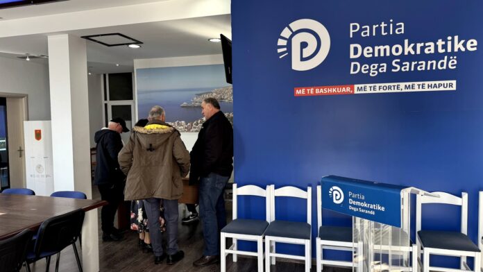 Ditën e sotme zhvillohet procesi i votimit për zgjedhjen e kryetarit të ri të degës së Partisë Demokratike në Sarandë, një proces i rëndësishëm për strukturat lokale të kësaj force politike.