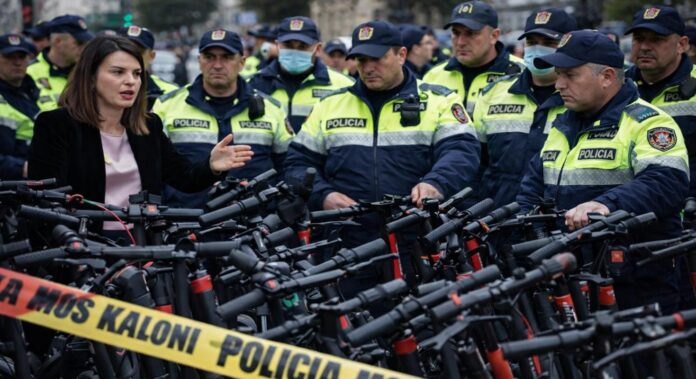 Ministrja e Brendshme, Albana Koçiu, ka deklaruar se monopatinat elektrike do të lejohen përsëri në qarkullim, por vetëm pasi të përgatitet një rregullore e posaçme që garanton sigurinë e përdoruesve dhe qytetarëve.