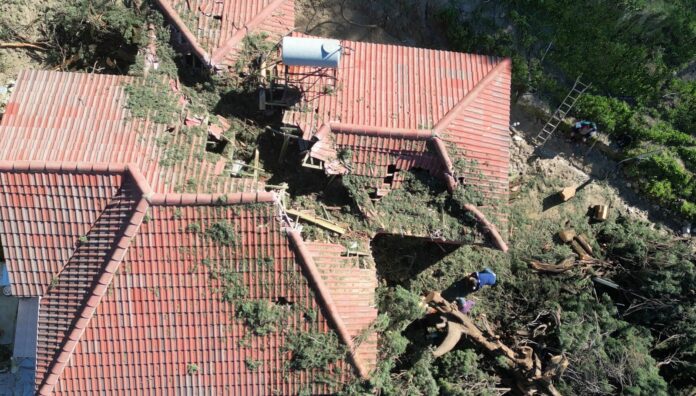 DELVINË/ Rrëshqitja e tokës nxjerr jashtë banesës familjen Shehu – shembet mbi çati një qeparis 500-vjeçar, rrezikohet edhe një teqe