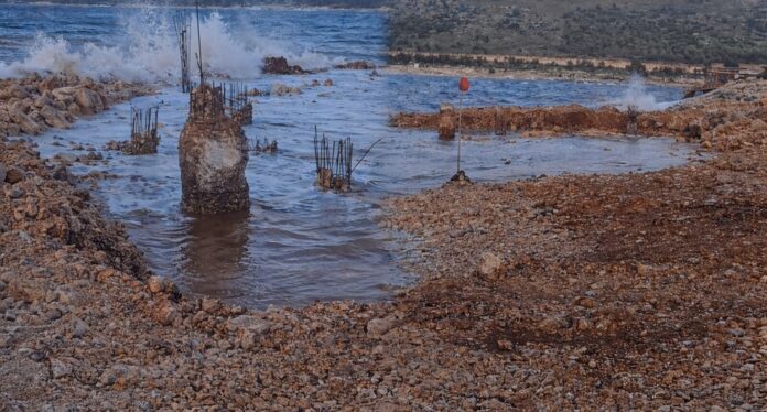 Skandal në Ksamil / Deti mbushet me baltë, bota nënujore dhe muzeu në rrezik - VIDEO Punimet që po kryhen në kuadër të projektit për ndërtimin e Shëtitores së Ksamilit po shoqërohen me denoncime të forta nga banorët dhe bizneset lokale, të cilët flasin për një ndërhyrje të paprecedentë në vijën bregdetare dhe për një katastrofë të hapur mjedisore.