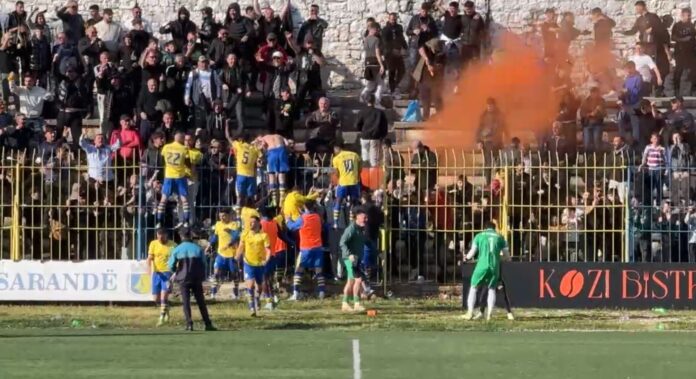Butrinti fiton Derbin ndaj Delvinës Derbi mes Butrintit dhe Delvinës u shndërrua në një përballje të zjarrtë, e mbushur me tension si në fushë, ashtu edhe në shkallët e stadiumit, duke u ndërprerë dy herë gjatë zhvillimit të saj