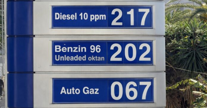 Çmimi i naftës jashtë kontrollit Çmimi i naftës jashtë kontrollit, rikthehet Bordi i Transparencës dhe ulet akciza Rritja e çmimit të naftës në 217 lekë për litër ka detyruar qeverinë të tërhiqet nga qëndrimet e saj të mëparshme dhe të rikthejë një instrument që deri dje e konsideronte të panevojshëm: Bordin e Transparencës.