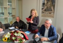 Eli Llajo promovon në Sarandë librin me poezi në shqip e greqisht, “Heshtja e Qëndresës së Padukshme Poetja Eli Llajo promovon në Sarandë librin me poezi në shqip e greqisht, “Heshtja e Qëndresës së Padukshme" - VIDEO Në një atmosferë të mbushur me ndjeshmëri artistike dhe reflektim të thellë, poetja Eli Llajo prezanton në Sarandë librin e saj më të ri me poezi, “Heshtja e Qëndresës së Padukshme”, një vepër e veçantë që vjen për lexuesin në dy gjuhë, shqip dhe greqisht.