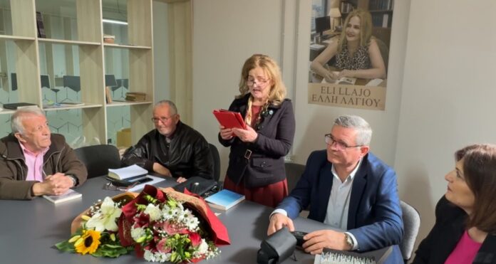 Poetja Eli Llajo promovon në Sarandë librin me poezi në shqip e greqisht, “Heshtja e Qëndresës së Padukshme" - VIDEO Në një atmosferë të mbushur me ndjeshmëri artistike dhe reflektim të thellë, poetja Eli Llajo prezanton në Sarandë librin e saj më të ri me poezi, “Heshtja e Qëndresës së Padukshme”, një vepër e veçantë që vjen për lexuesin në dy gjuhë, shqip dhe greqisht.