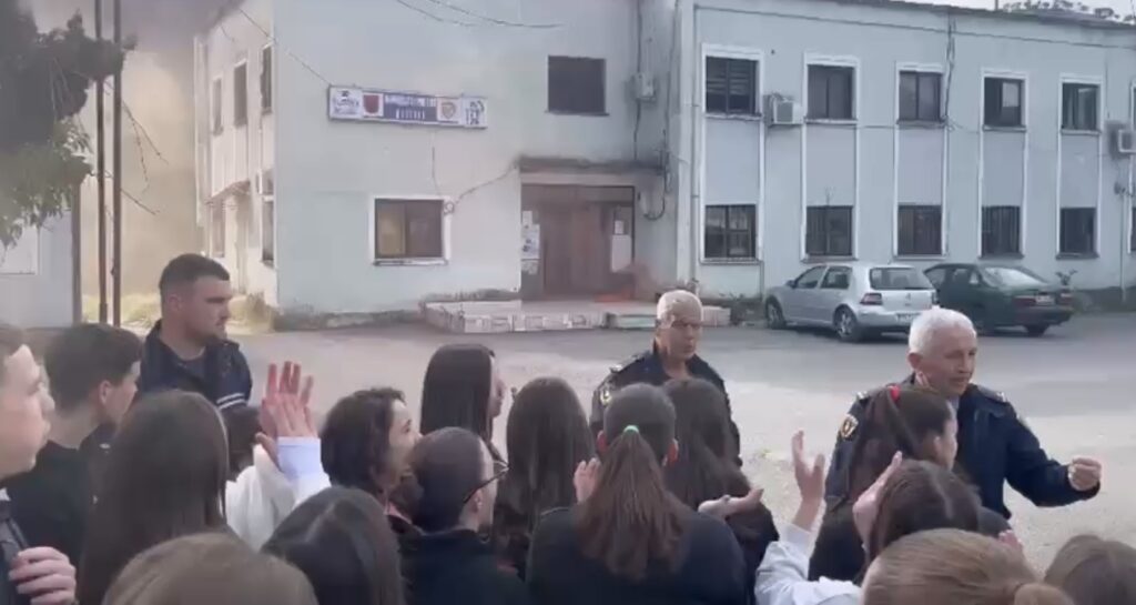 Nxënës të gjimnazit “Sulejman Delvina” protestë në dyert e Komisariatit të Policisë në Delvinë