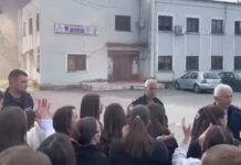 Nxënës të gjimnazit “Sulejman Delvina” protestë në dyert e Komisariatit të Policisë në Delvinë Nxënës të gjimnazit “Sulejman Delvina” protestë në dyert e Komisariatit të Policisë në Delvinë