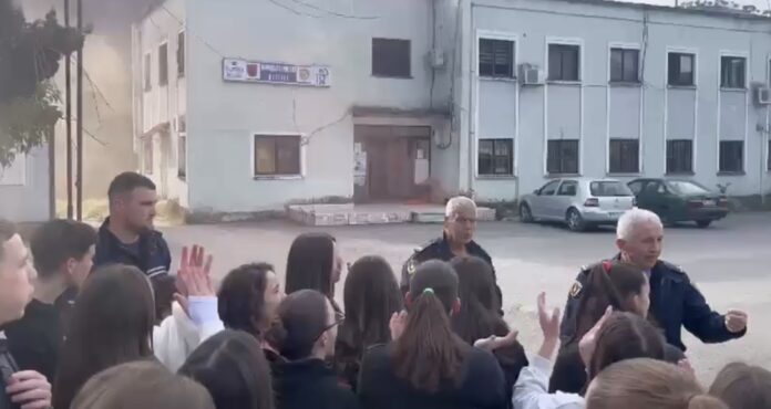 Nxënës të gjimnazit “Sulejman Delvina” protestë në dyert e Komisariatit të Policisë në Delvinë