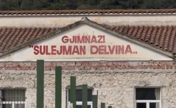Sherri mes nxรซnรซsve nรซ Delvinรซ pรซrfundon me vendim ekstrem: pรซrjashtohet nga shkolla gjimnazisti Sherri mes nxรซnรซsve nรซ Delvinรซ pรซrfundon me vendim ekstrem: pรซrjashtohet nga shkolla gjimnazisti