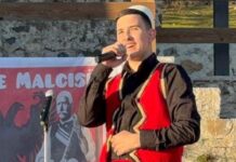 Marko Hoti shkëlqen në koncertin festiv të 2 Marsit në Lezhë Marko Hoti shkëlqen në koncertin festiv të 2 Marsit në Lezhë – Një zë i ri që mban gjallë traditën shqiptare