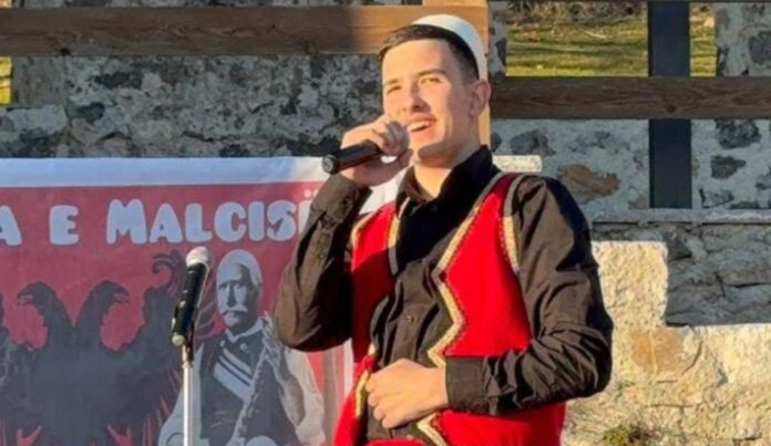 Marko Hoti shkëlqen në koncertin festiv të 2 Marsit në Lezhë – Një zë i ri që mban gjallë traditën shqiptare