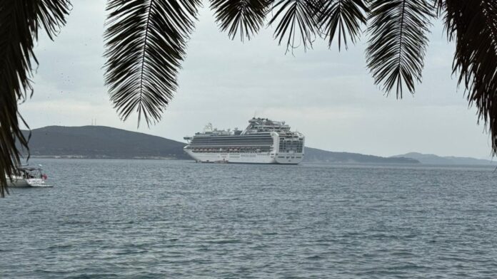 Saranda ka mirëpritur mëngjesin e kësaj të marte kroçerën e parë për sezonin turistik 2026. Anija turistike “Sapphire Princess”, pjesë e flotës "Princess Cruises"
