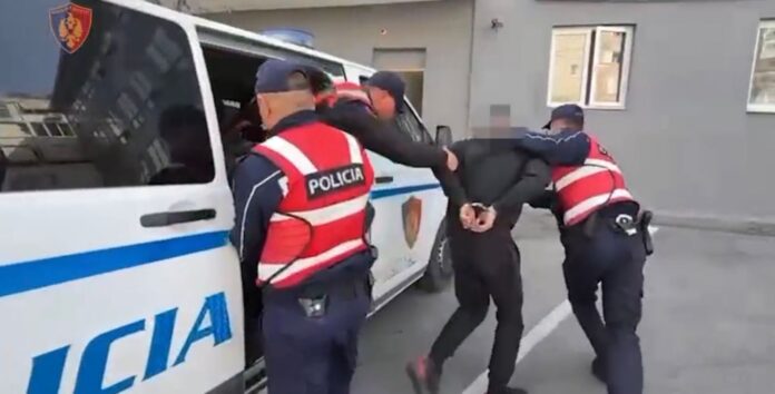 Operacioni "Kamuflimi" - Policia arreston dy shtetas dhe zbulon një bazë shpërndarjeje Policia e Sarandës njofton se ka arrestuar në flagrancë dy shtetas dhe zbuluar një bazë shpërndarjeje të maskuar si lavazh automjetesh.